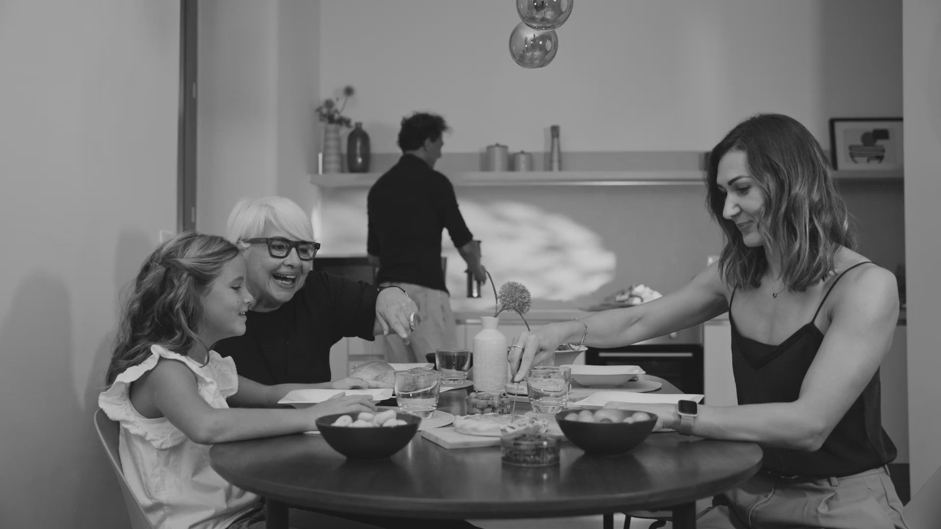 Carica il video: Bevi in famiglia con IDRA Living - IDRA Water