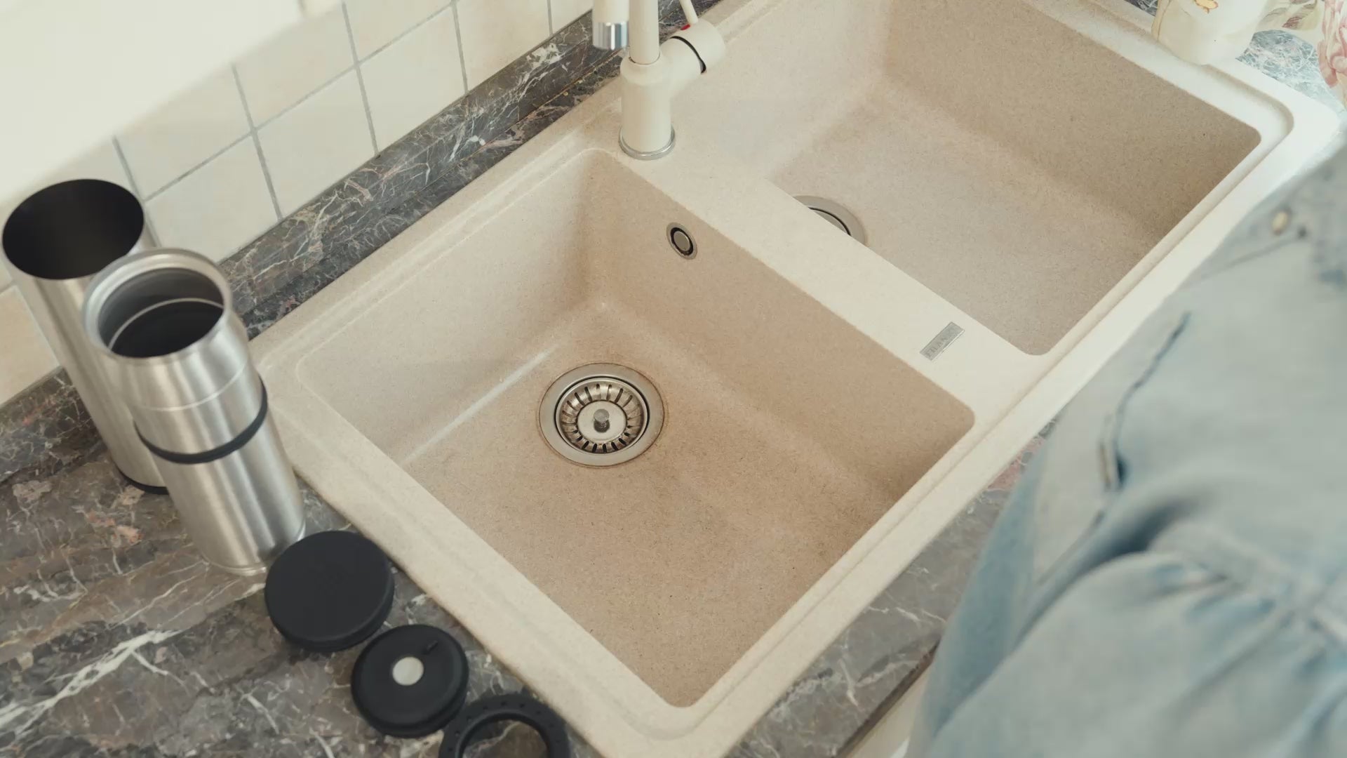 Carica il video:
